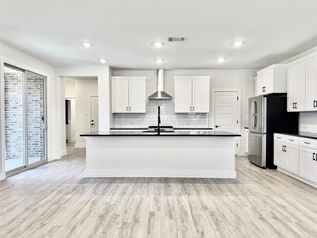 Building Photo - 8736 Kington