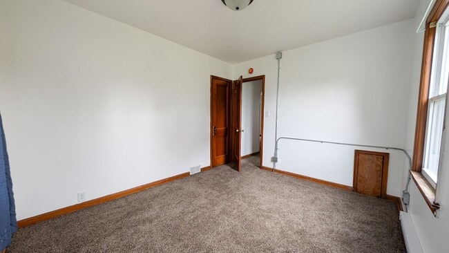 Building Photo - 704 Hickory St