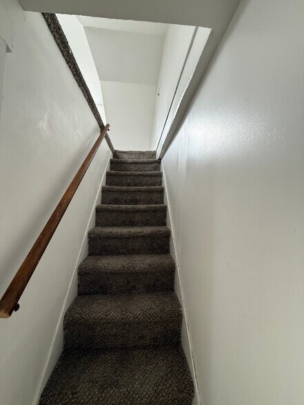 ATTIC/ROOM - 424 W Oak St