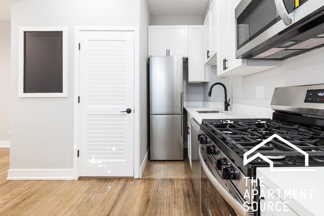 Building Photo - 3842 N Wilton Ave