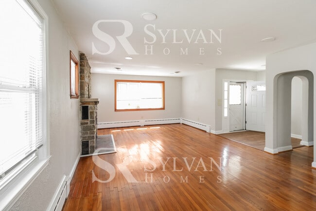 Building Photo - Remarkable Value. Unbeatable Location!