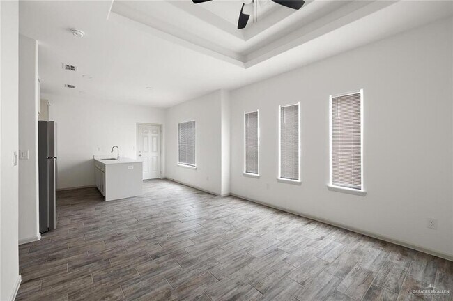 Building Photo - 1301 Valle Vista St
