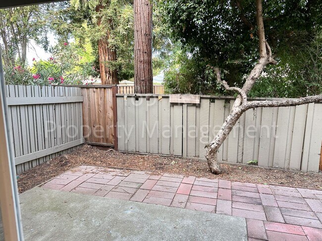 Building Photo - Meticulously renovated 2 Bd/1 Ba, 889 sf, ...