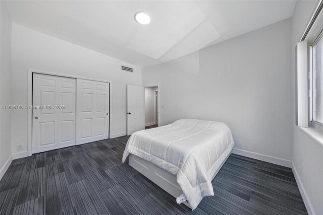 Building Photo - 9400 E Bay Harbor Dr