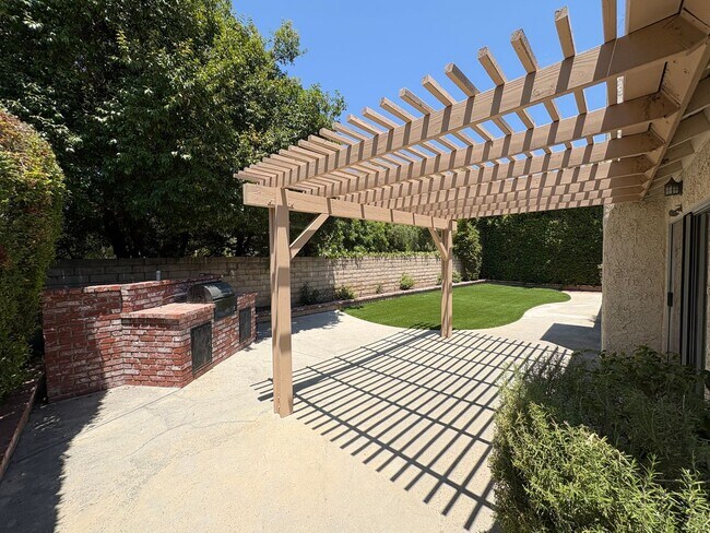 Building Photo - 2133 Laurelwood Dr