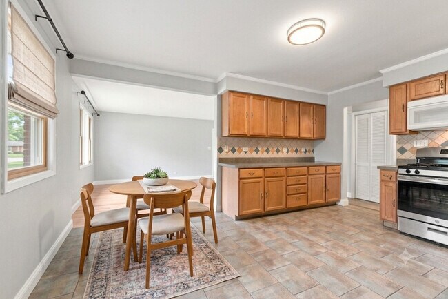 Building Photo - 1113 S Haddow Ave