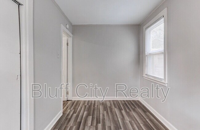 Building Photo - 716 Loeb St