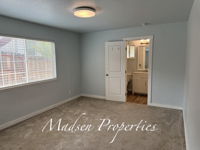 Building Photo - 20 Fairhill Dr