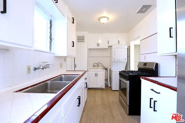 Building Photo - 1944 Cloverfield Blvd