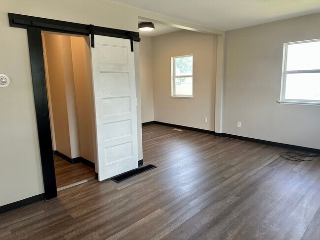 Building Photo - $1,175 | 1 Bedroom 1 Bath | Studio House | W&D | Fenced Yard | Central A/C