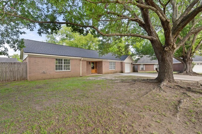 Building Photo - East Fairhope Full Brick