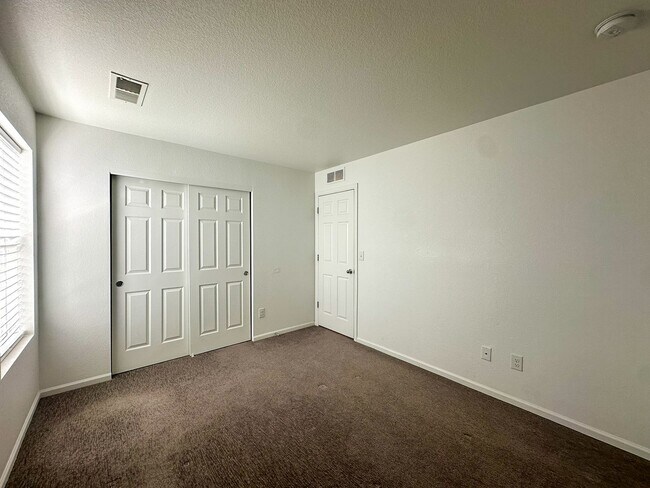 Building Photo - Senderos Creek 3bd paired home