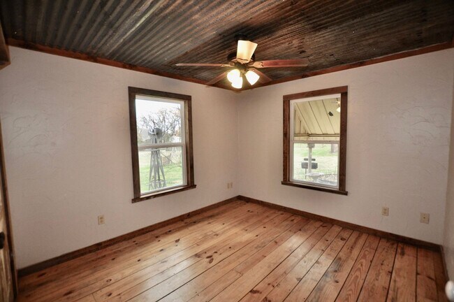 Building Photo - COMING SOON - FOR LEASE! Hard to Find Hors...