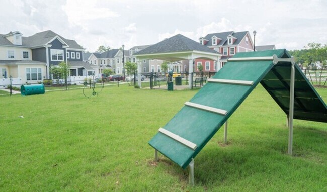 Building Photo - Marketing title- 4 bedroom/ 3 bathrooms- The Promenade at John Tyler