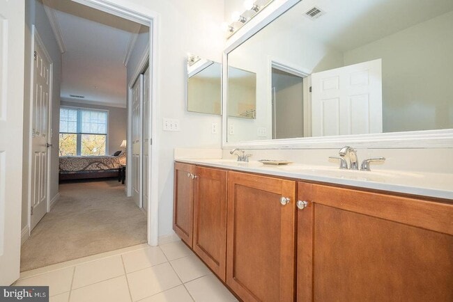 Building Photo - 300 W Elm St