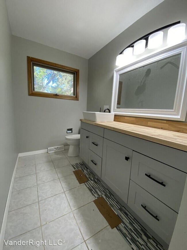 Building Photo - 3 br, 2.5 bath House - 2708 S Kiwanis Ave