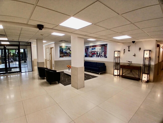 Building Photo - 4164 Inverrary Dr