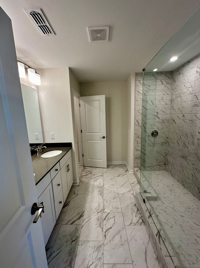 Building Photo - Beautiful 3BR/2.5BA Townhouse in Odell Corners