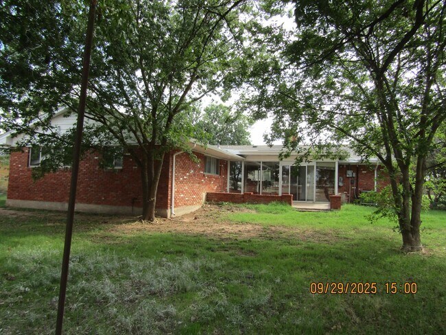 Building Photo - Very nice spacious home! No Carpet! Pet Fr...