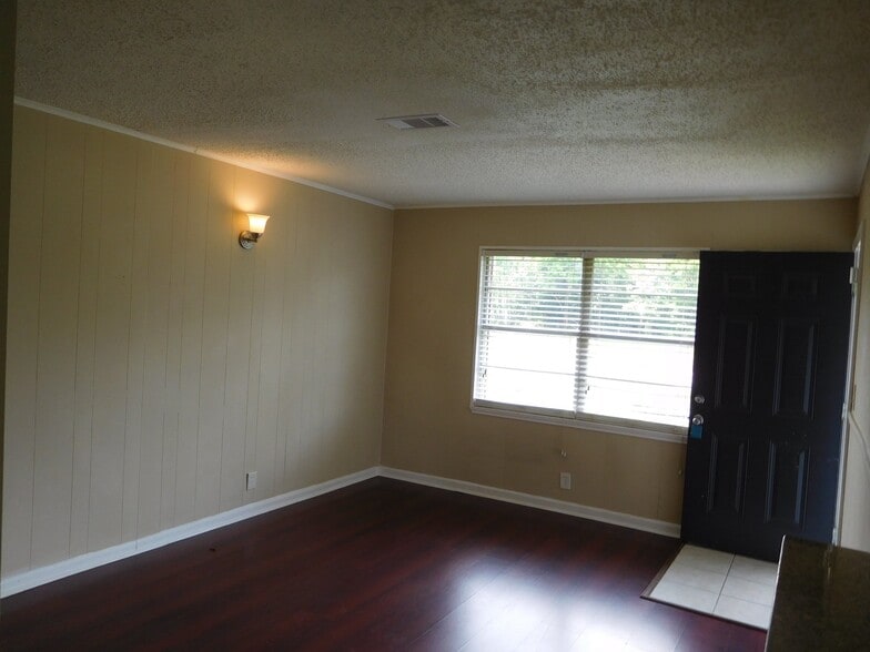 Building Photo - 714 Temple Cir