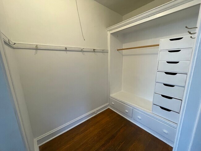 Building Photo - 833 Hamlin St