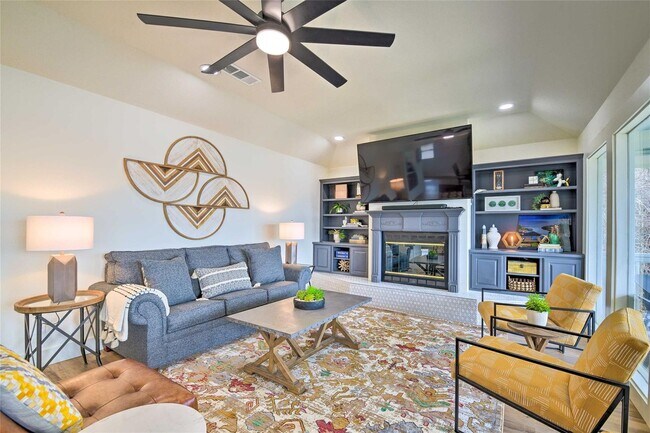 Building Photo - Gorgeous Cove on Main Body Water