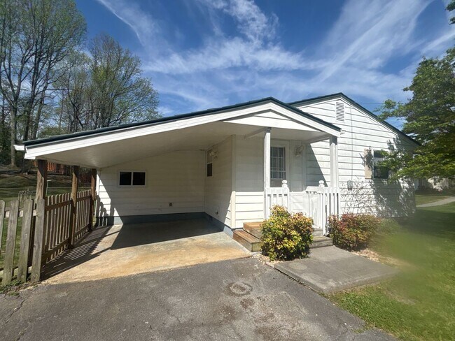 Building Photo - 2001 Elmwood St