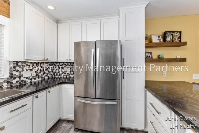 Building Photo - Spacious 3-Bedroom Home in Alger Heights – Modern Kitchen, Private Yard & Garage