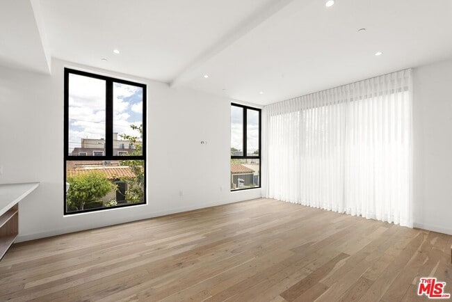 Building Photo - 1413 S Doheny Dr