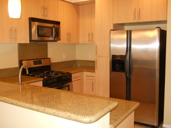 Building Photo - Beautiful 2 bedroom 2 bath town home plus ...