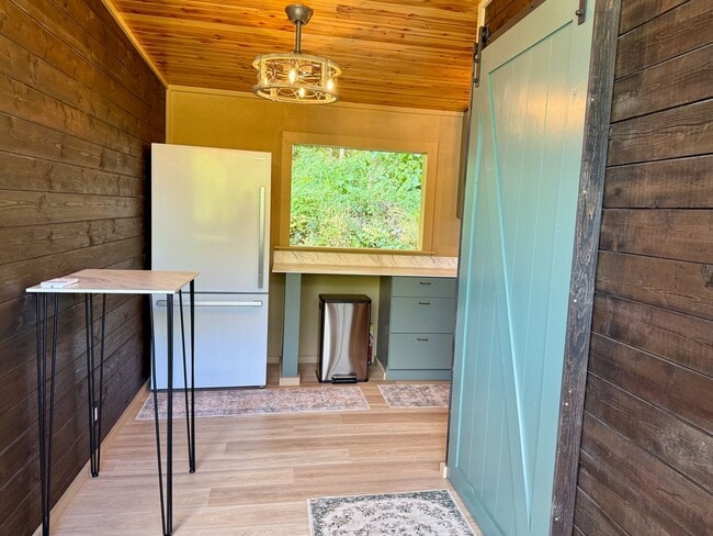 Building Photo - 1 Bedroom Cozy Cabin