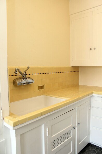 Building Photo - 2356-2366 SW Cactus Dr