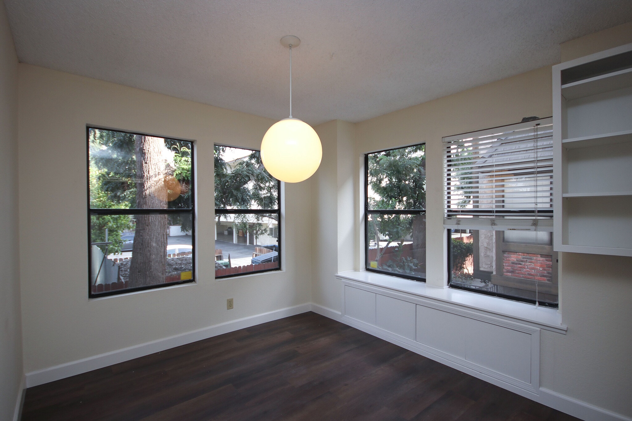 Building Photo - 416 N Bushnell Ave