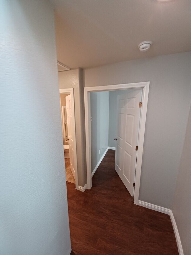 Building Photo - Spacious Tri-Level Home with 4 Bedrooms & ...