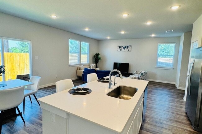 Building Photo - 5935 W Hausman Rd