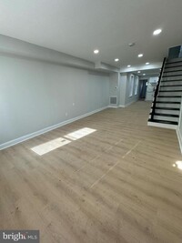 Building Photo - 921 N Pine St