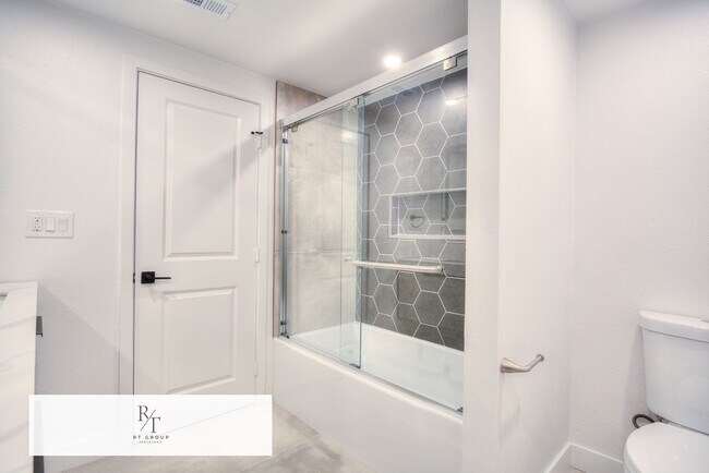 Building Photo - Fully Upgraded Spacious 3-Bedroom Unit in Prime Arcadia Location