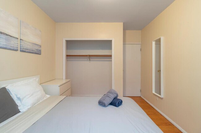 Building Photo - 331 E 92nd St