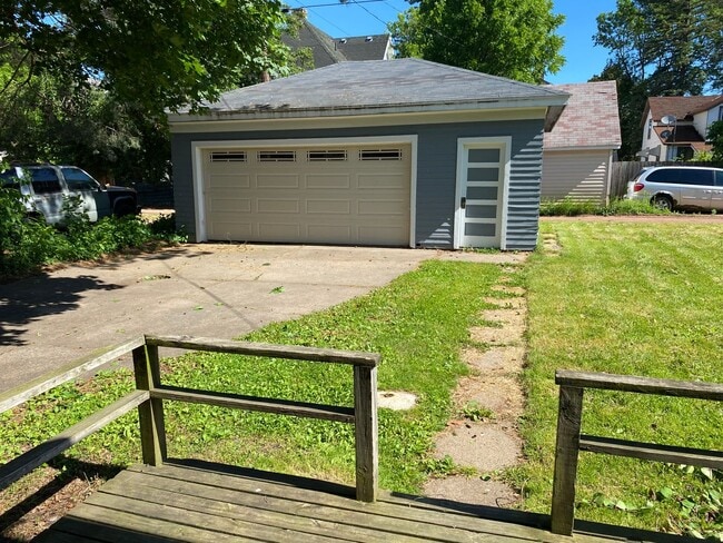Building Photo - 4-Bedroom, 1.5-Bath Home Just A Few Blocks From Downtown