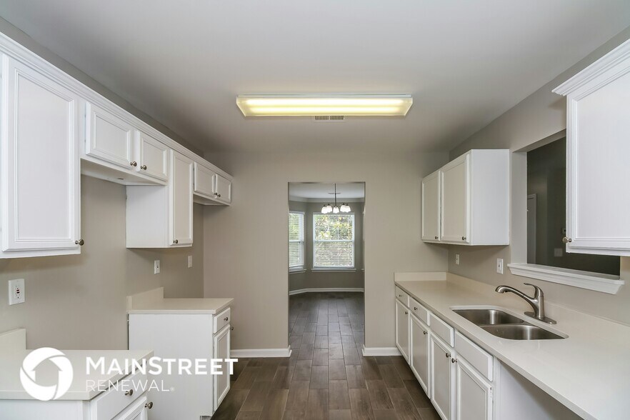 Building Photo - 10950 Southwood Dr