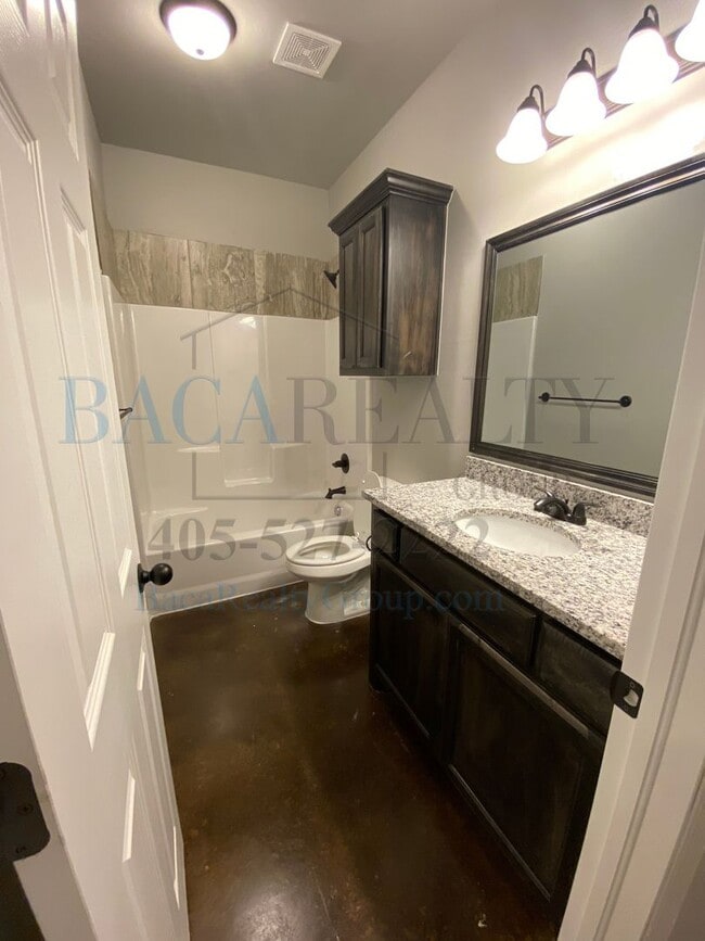 Building Photo - 3br 2ba duplex with 2 car garage!