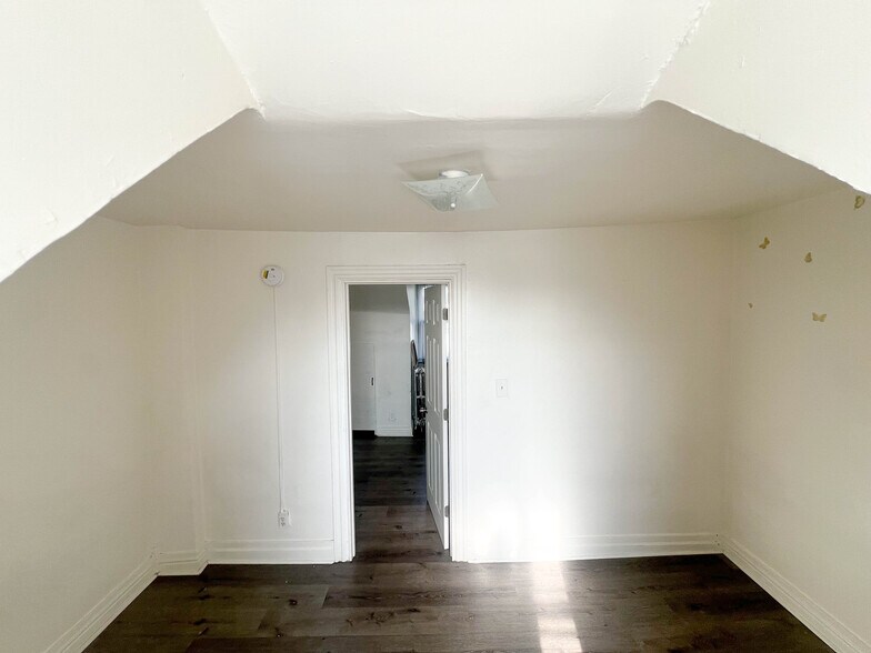 Building Photo - 117 1/2 N Penn St