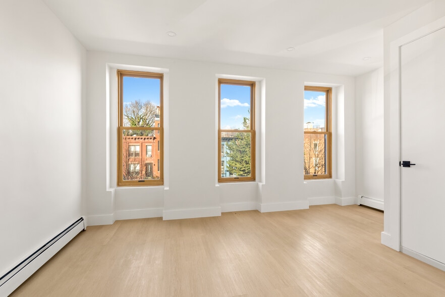 Building Photo - 744 Lexington Ave