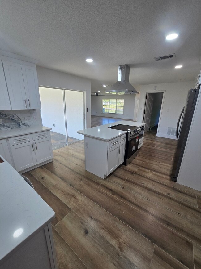 Building Photo - 383 Floral Dr