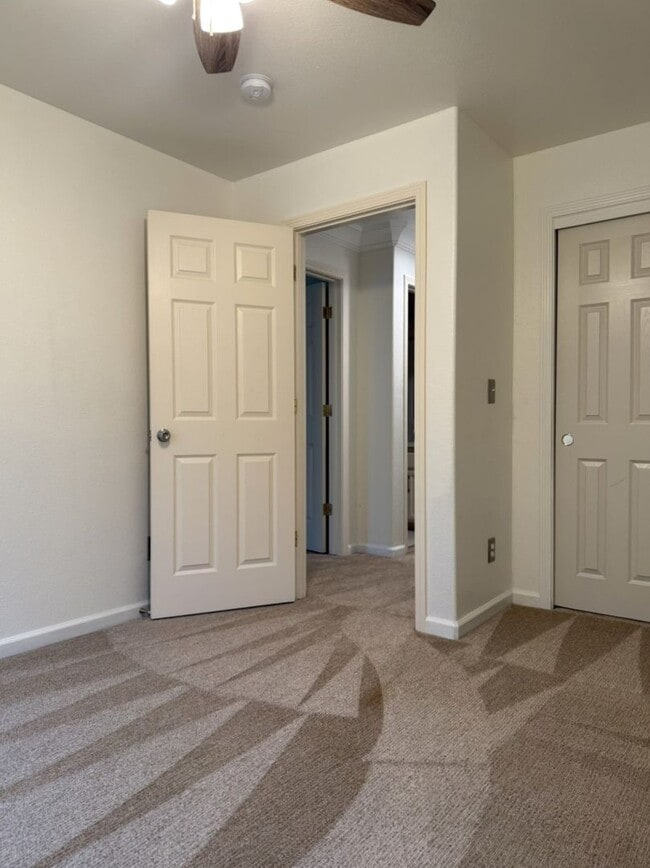 Building Photo - Lovely 5/3 with a desirable downstairs bedroom.