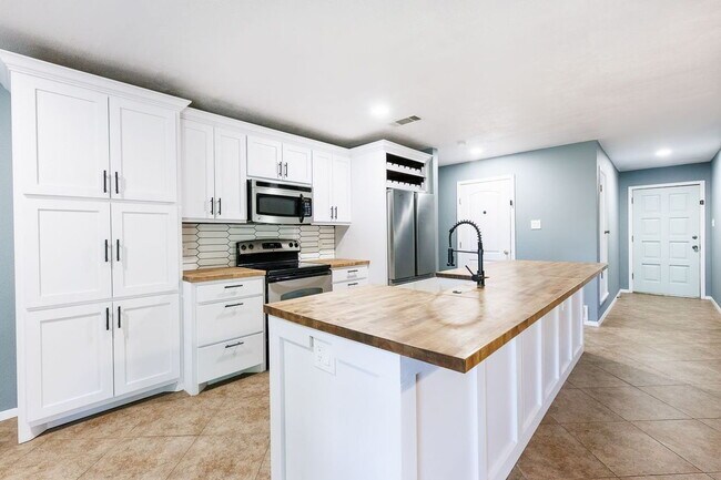 Building Photo - "Spacious 4-Bedroom Haven with 2 Full Baths in Lubbock – Your Perfect Home Awaits!"