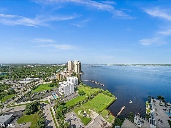 Building Photo - 3000 Oasis Grand Blvd