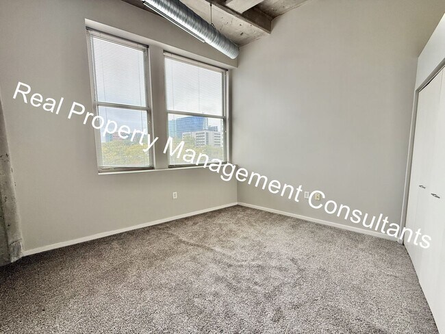 Building Photo - $600 Free Rent on 2Bed, 2 Bath at Western Auto