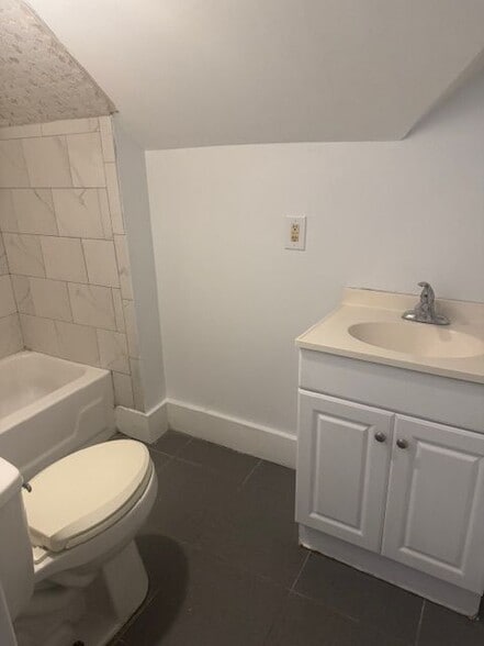 Building Photo - 483 Pontiac Ave