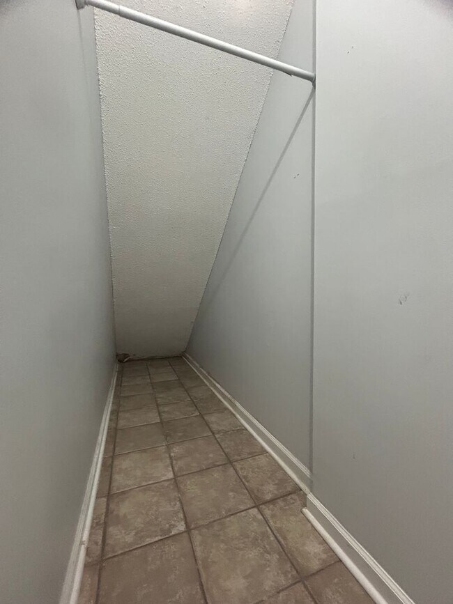 Building Photo - Spacious 3 bed 5 bath condo located in the...
